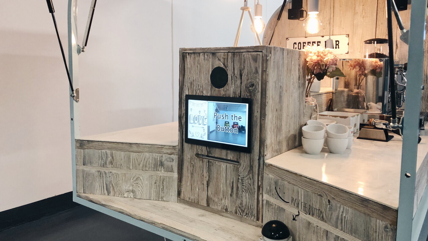 Stilvoller MIKKA Touchscreen Monitor ermöglicht Interaktion einer Fotobox auf einem epischen Eventmobil, Branche: Handel | © Hapymio