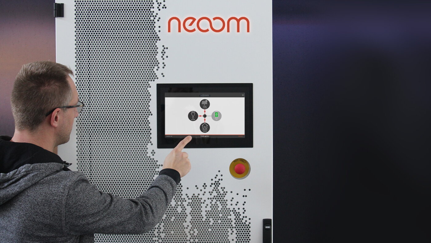 MIKKA Touchscreen Monitor mit praktischen Schaltschrank-Einbau-Kit reguliert den modularen Batteriespeicher BLOKK von neoom (Industrielösung) | © neoom group gmbh