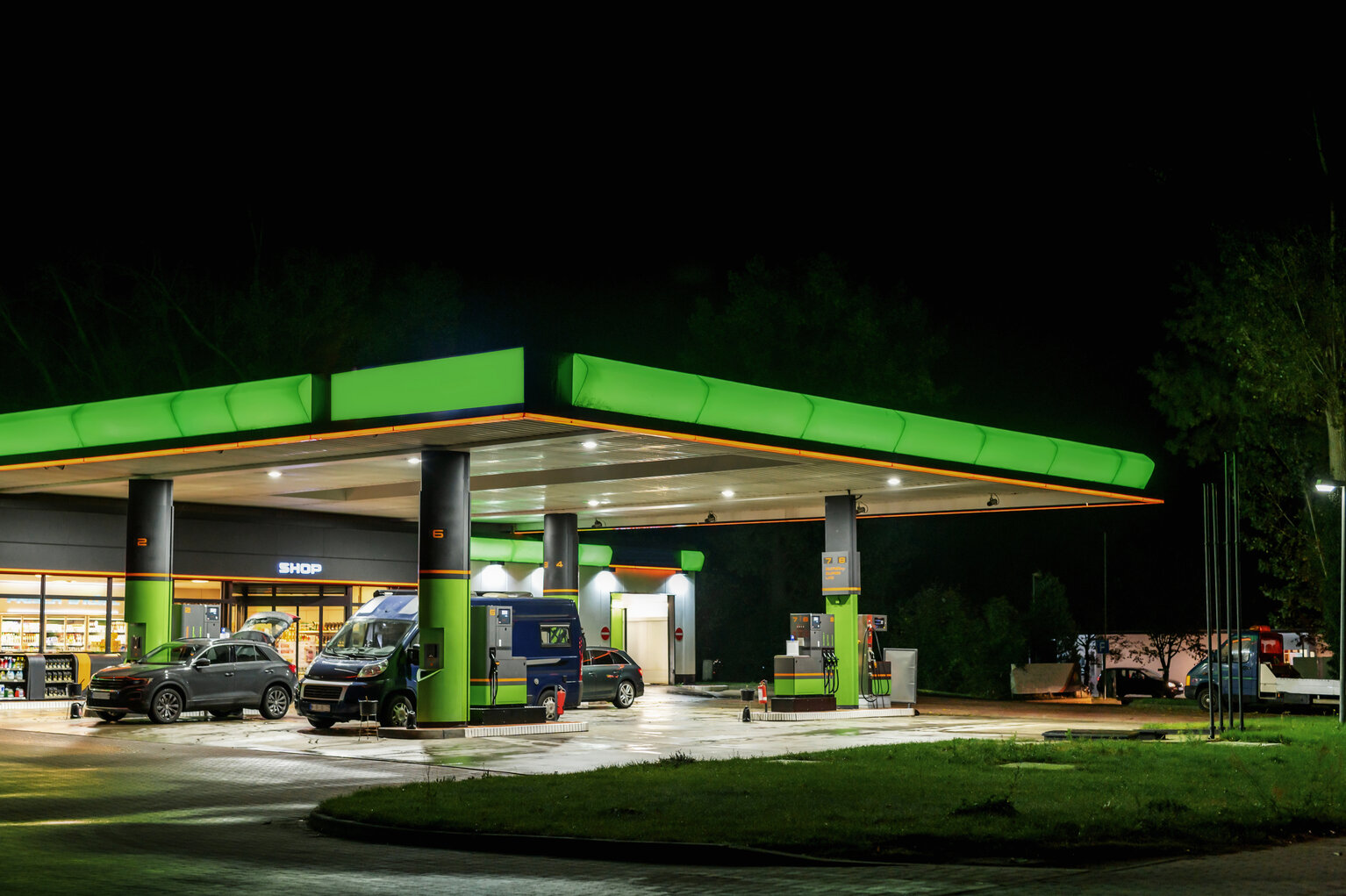 Zuverlässige und leuchtstarke MIKKA Monitore zeigen als Media-Displays (Digital Signage) Werbung im Dauerbetrieb, z.B. auf Raststationen, Tankstellen, etc.