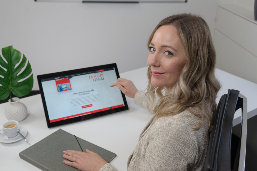 Eleganter und praktischer MIKKA Desktop Monitor mit Touchfunktion eignet sich ideal für den Einsatz im Büro, Begegnungszonen, Meetingräume, Arbeitsplätze, Konferenzräume, etc.  | © MIKKA GmbH