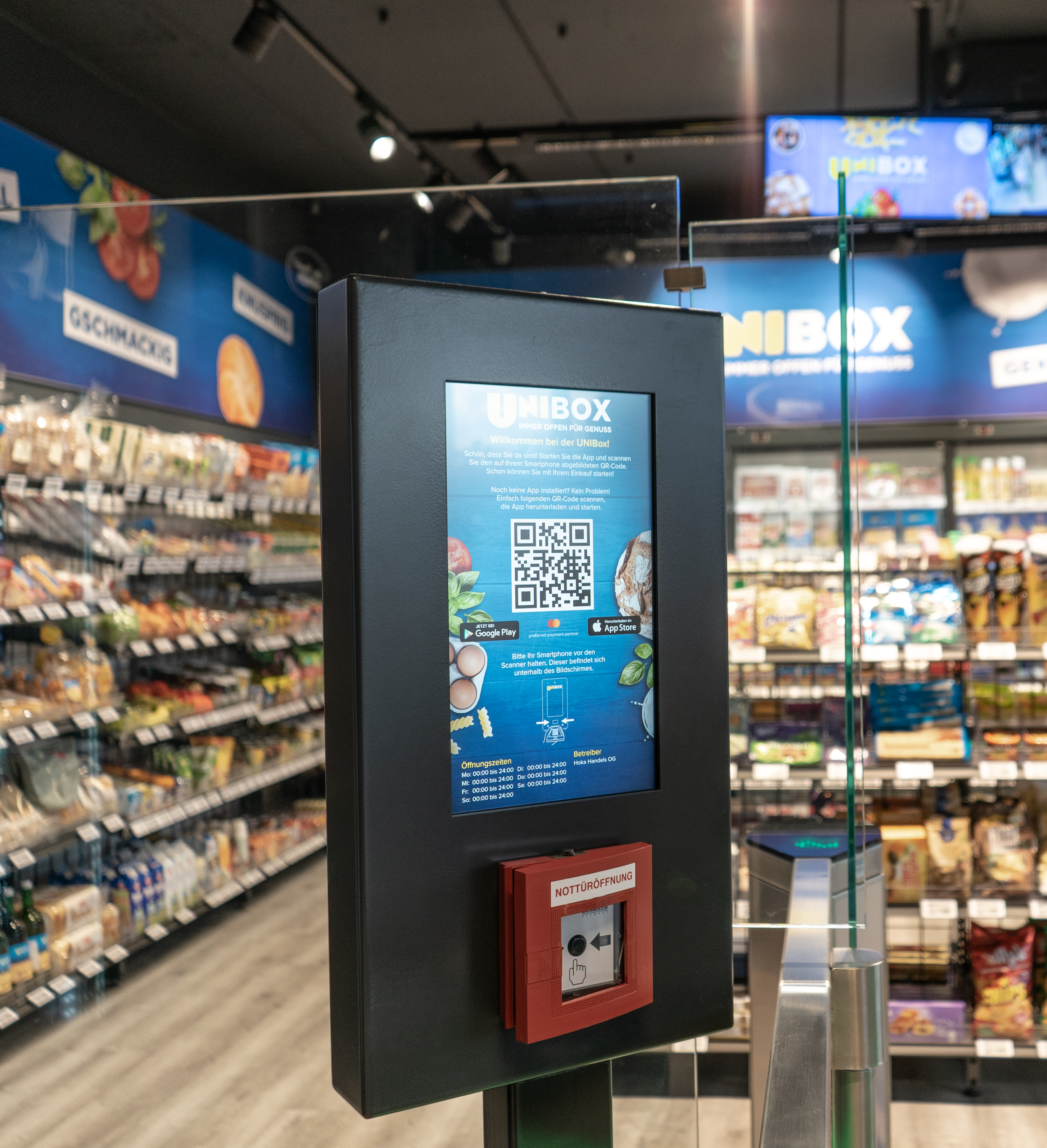 Verbauter MIKKA Einbaumonitor steht als Check-in und Bezahlterminal im Lebensmittelhandel zur Verfügung | © MIKKA GmbH