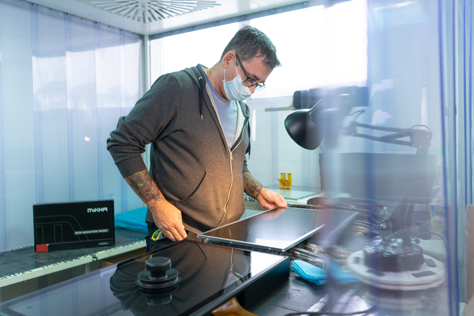 Genauigkeit und Sauberkeit sind in der MIKKA Produktion wichtig: im Reinraum werden z.B. Touchpanels zusammengebaut | © MIKKA GmbH