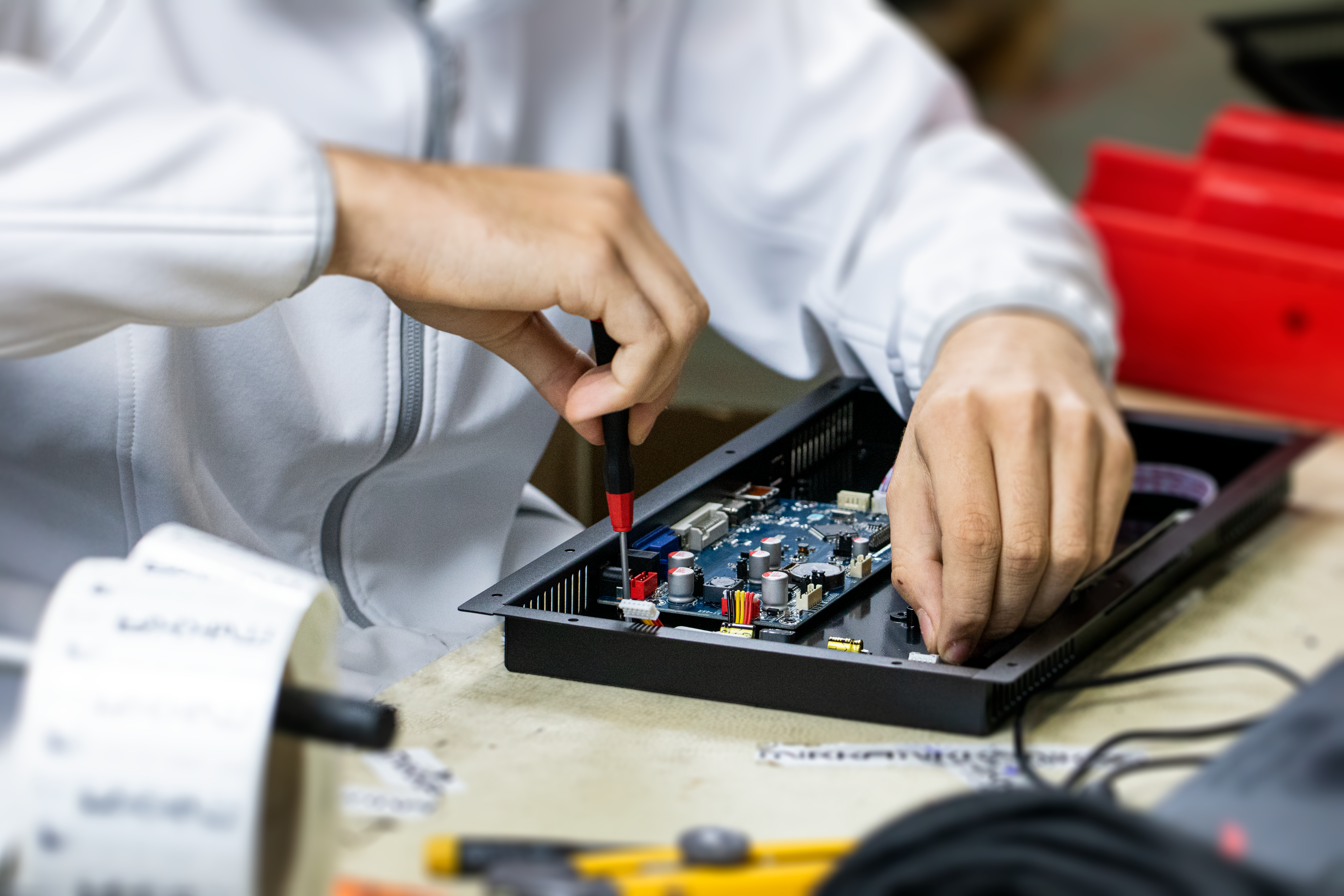 MIKKA Lehrling baut Monitore zusammen im Assembling der Produktion | © MIKKA GmbH