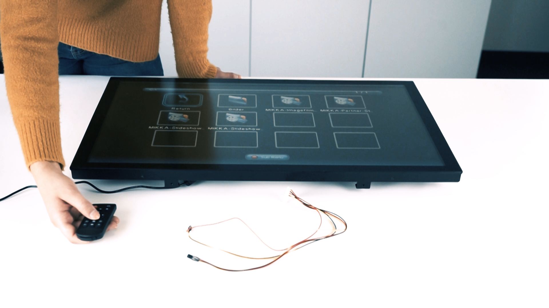 Ein Kunde nimmt den MIKKA Public Display in Betrieb | © MIKKA GmbH