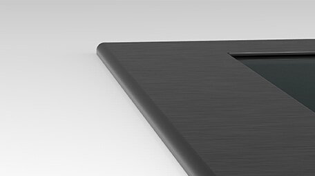 Der eingebaute O-Line Monitor bildet einen schützenden und robusten Alu-Rahmen für das Display | © MIKKA GmbH