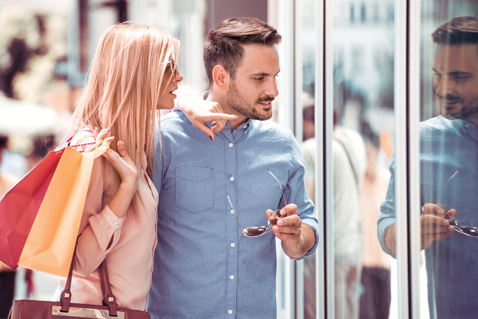 MIKKA High Bright Einbaumonitore bei hellen Lichtsituationen werden u.a. bei Schaufenstern im Handel eingesetzt