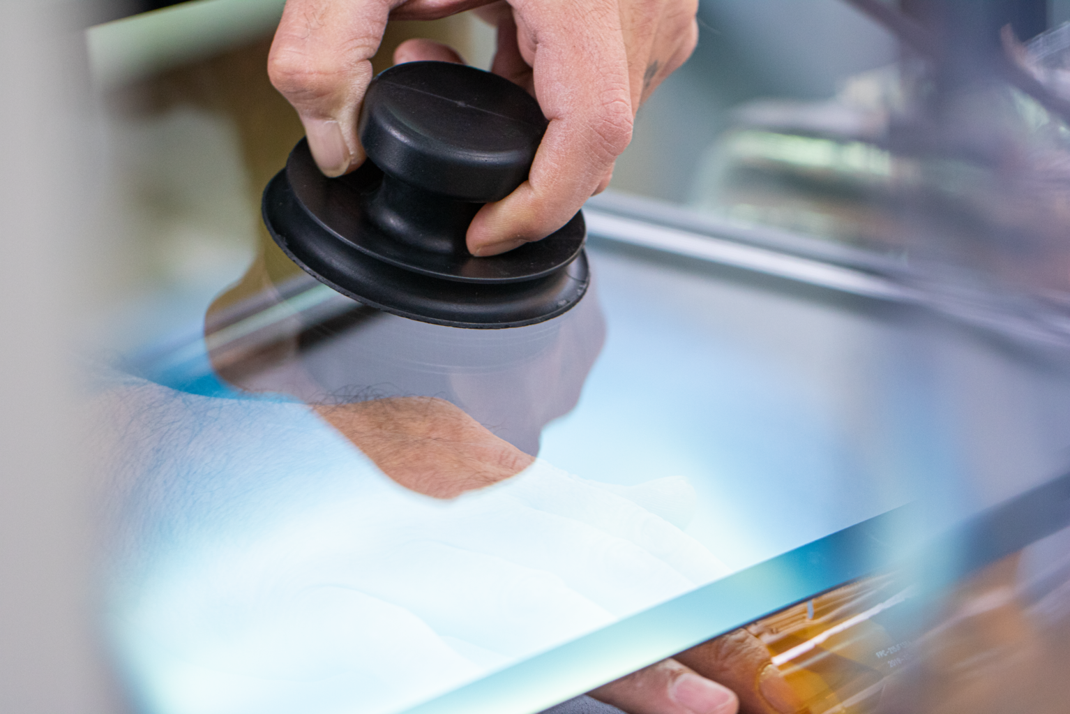 MIKKA Einbaumonitore mit schützendem Glas werden in Produktionsmaschinen in der Industrie verbaut