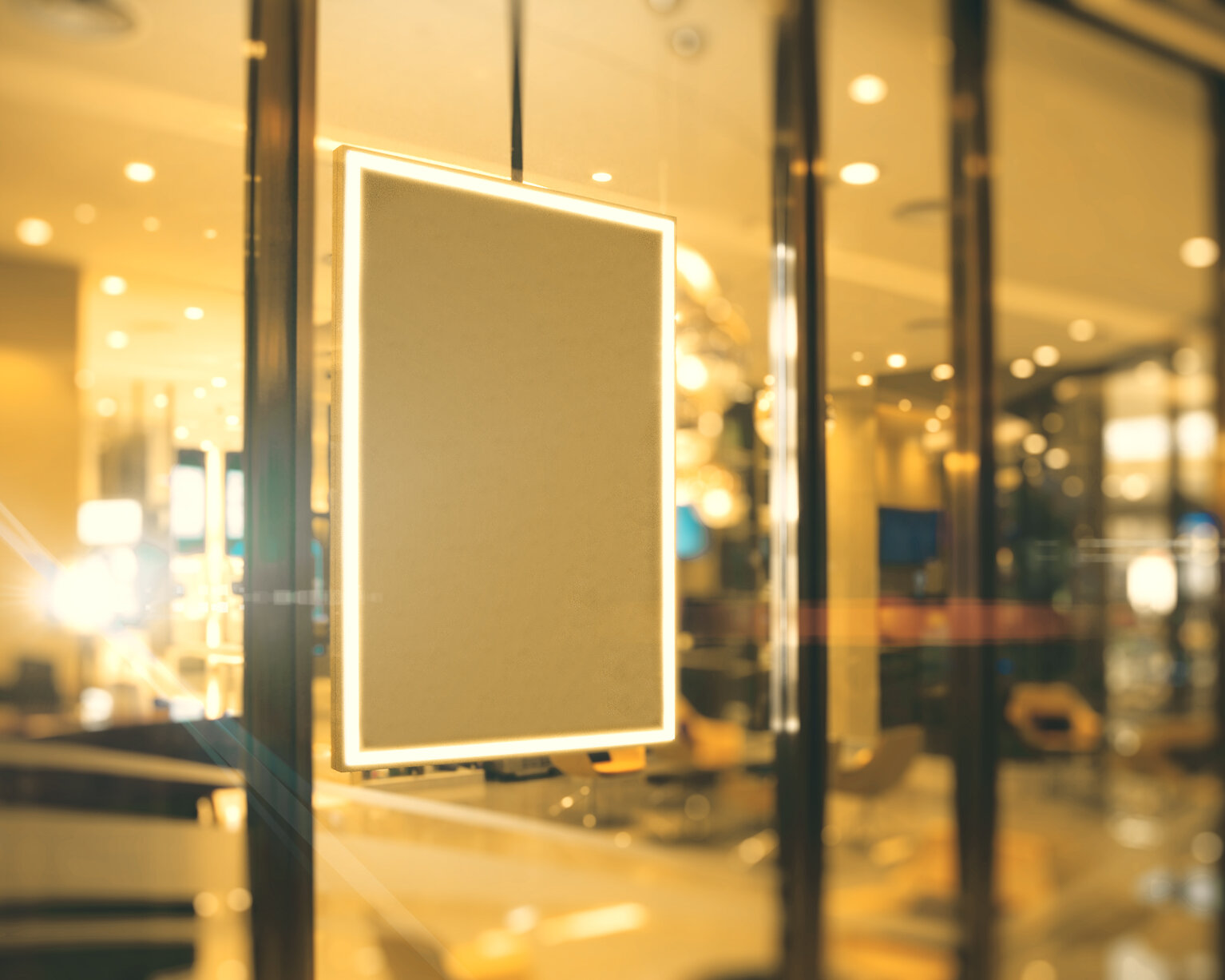 MIKKA Public Displays mit Glas bieten besonders viel Schutz für digitale Botschaften im Handel und der Gastronomie