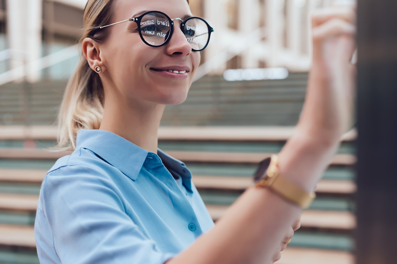 MIKKA Anti Glare All-In-One Monitore werden für interaktives Zusammenarbeiten in Schulen, Meeting-Räumen, Konferenzräumen und Büros genutzt