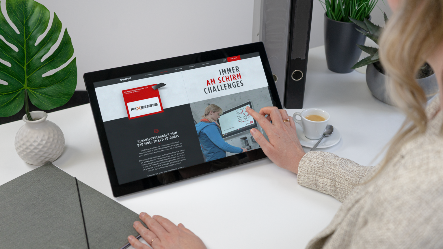 MIKKA Desktop Monitor mit Glas überzeugt im Einsatz in Büros, Empfang oder Konferenzraum: robust, zuverlässig und reparierbar | © MIKKA GmbH