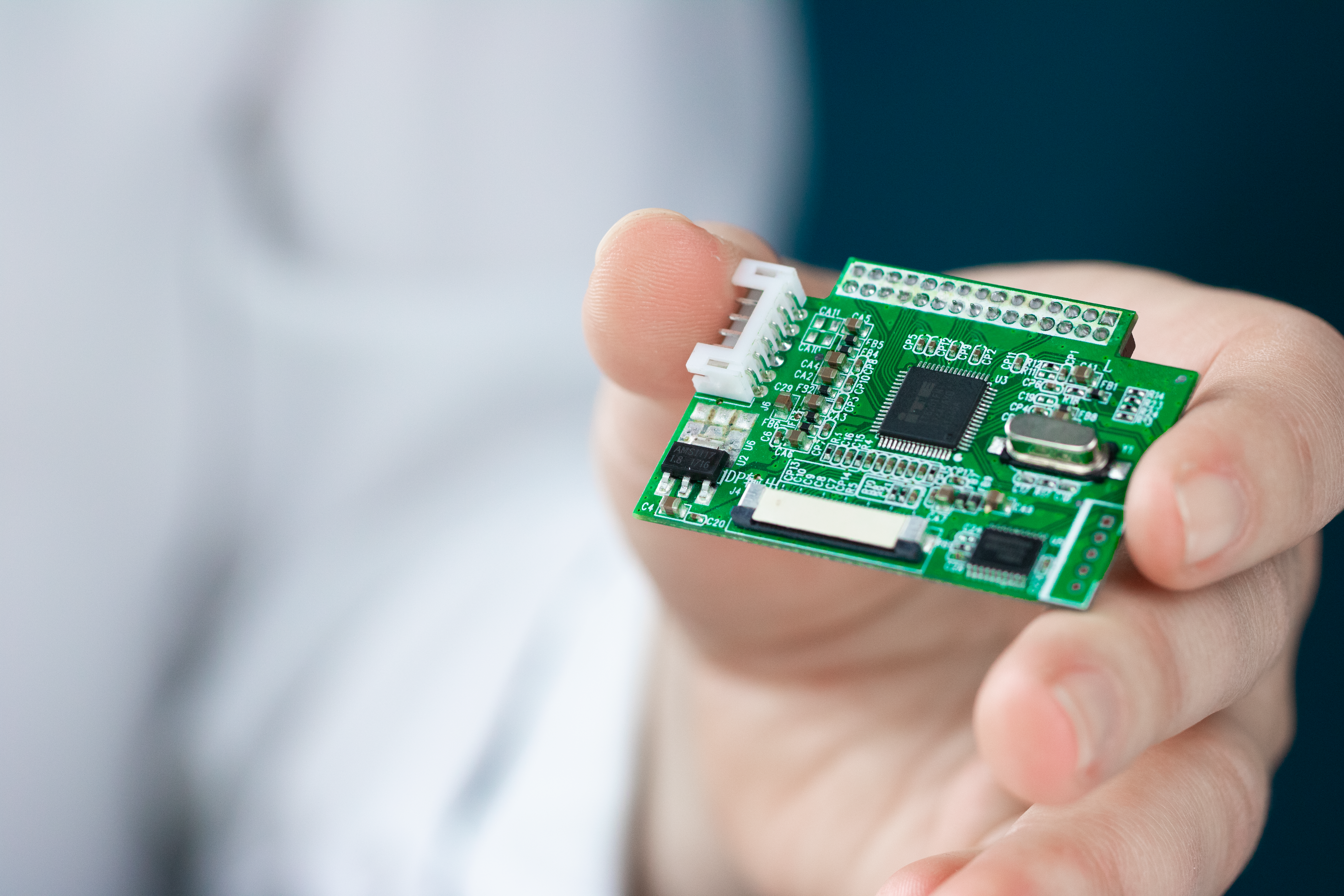 Sensoren zur Steuerung der Einstellungen von MIKKA Monitoren via Künstlicher Intelligenz (KI) | © MIKKA GmbH